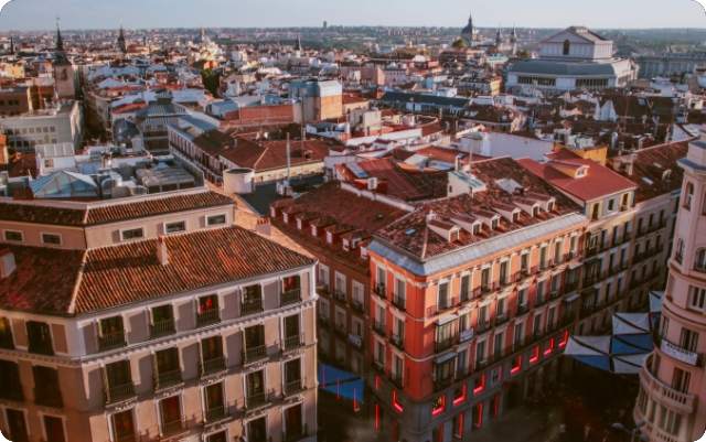 Edificio residencial representando el mercado inmobiliario en España